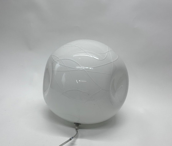 Image 1 of Vandeheg tafellamp – wit opaalglas met aders – Ø 30 cm – modern design