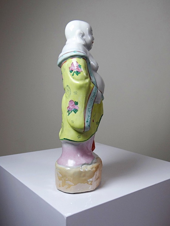 Image 1 of Estatuilla de Buda sonriente de pie, realizada en porcelana china de la familia rosa, 1960-70.
