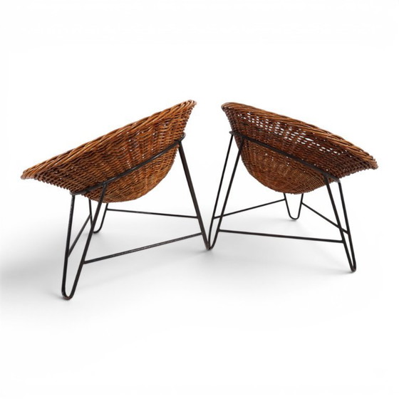 Image 1 of Pod Chairs – Een paar loungestoelen van rotan/riet op een metalen frame, 1970