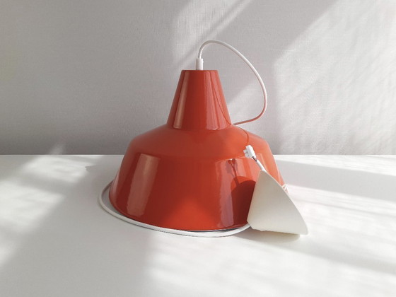Image 1 of Louis Poulsen oranje emaille hanglamp, minimalistische industriële deense hanglamp, mid century modern eettafel lamp