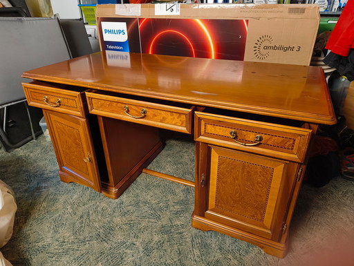 Bellissima scrivania antica con tanto spazio di archiviazione