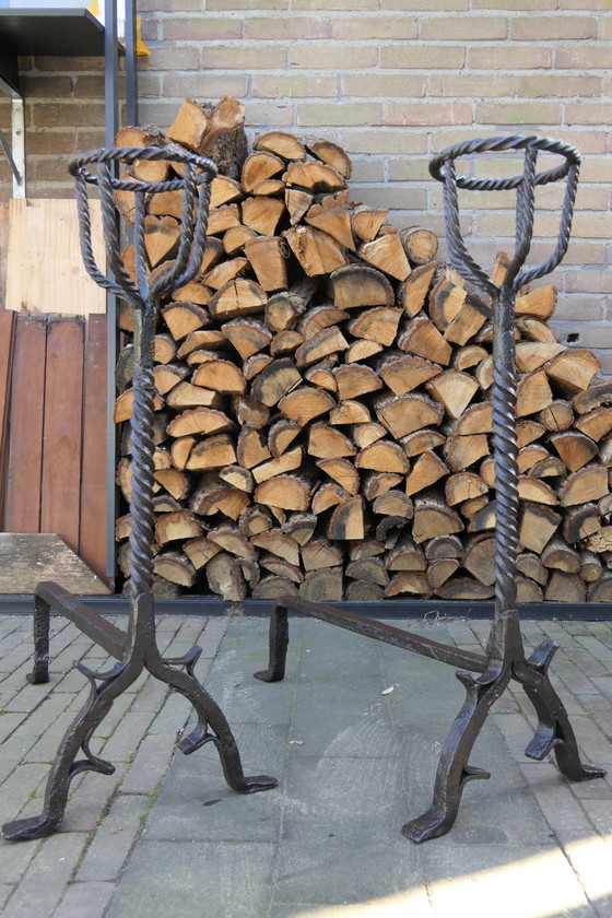 Image 1 of Paire de grands fers à repasser ou boules à feu en fer forgé (Andier)