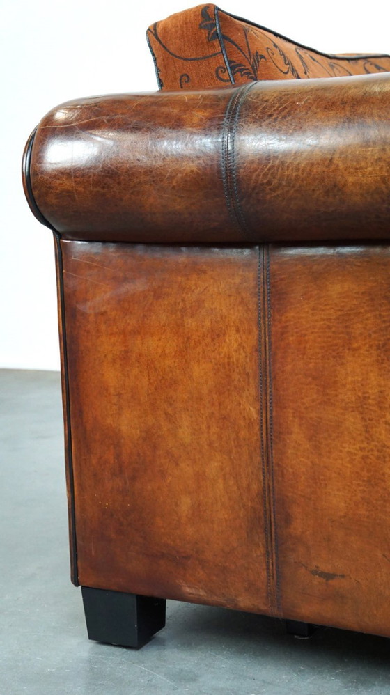 Image 1 of Cómodo sofá de piel de oveja de 2,5 plazas con cojines de tela