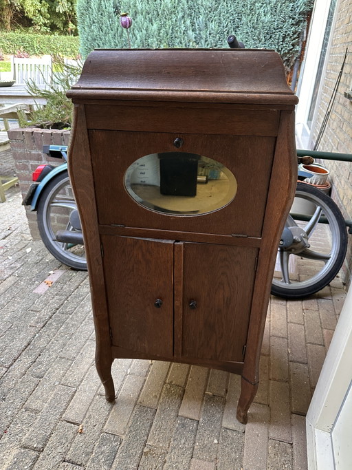 Antiker Plattenspieler/Grammophon inkl. Schallplattensammlung