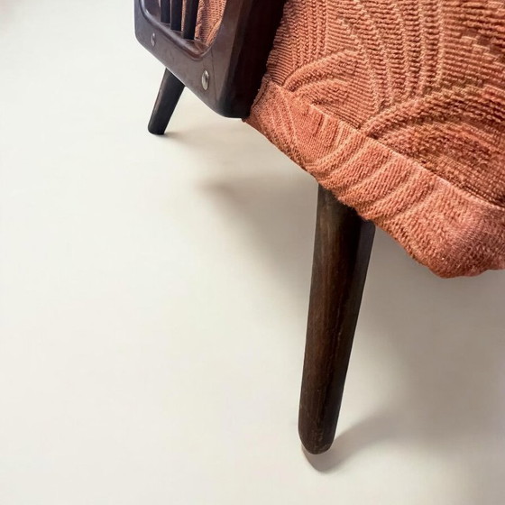 Image 1 of Fauteuil cocktail/lounge vintage avec accoudoirs en noyer et revêtement en tissu rouge d'origine. Un classique des années 19