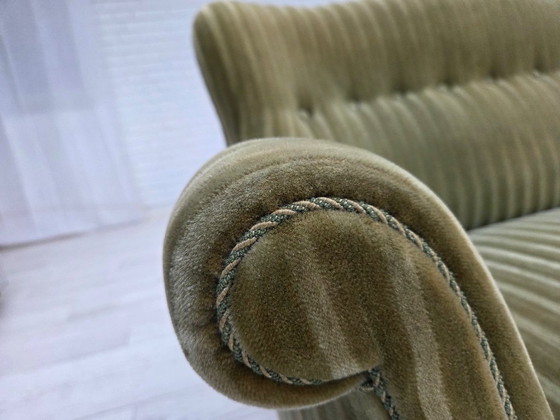 Image 1 of Jaren 60, Deense 2-zitsbank, origineel meubelvelours, beukenhout.