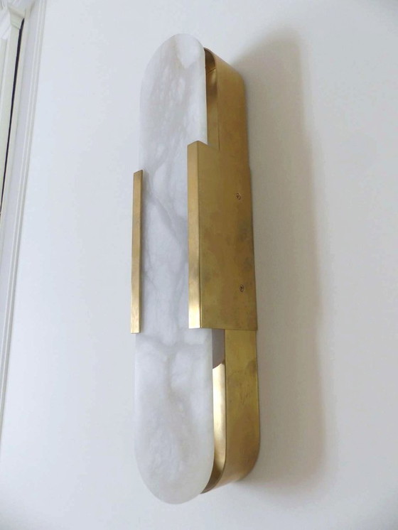 Image 1 of Set aus 2 Wandleuchten „Elongated Melange“ aus Messing und Naturalabaster von VISUAL COMFORT, entworfen von Kelly Wearstler