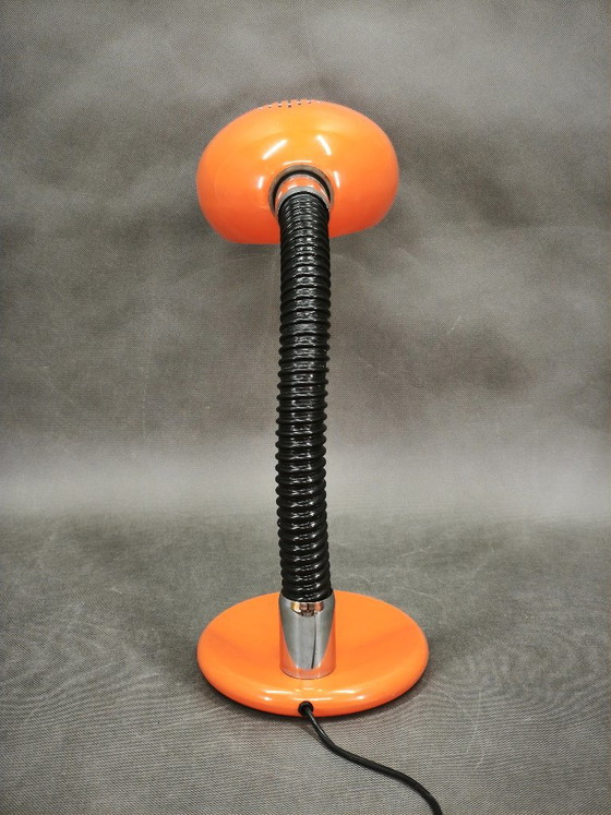 Lampe de table italienne orange Space Age réglable à col de cygne des années 1970 – Métal, Plastique (photo 3 of 11)