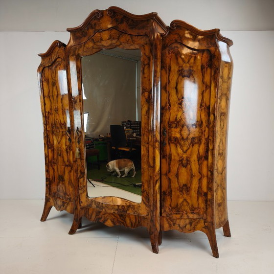 Image 1 of Gran armario/armario italiano antiguo en forma de bomba