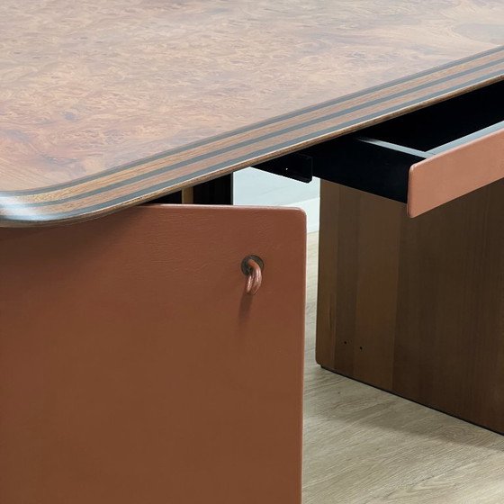 Escritorio ejecutivo "Artona" de madera de nogal con vetas de Afra y Tobia Scarpa para Maxalto, 1975. – Wood (photo 10 of 15)