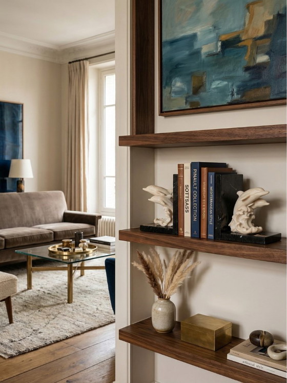 Image 1 of Een paar boekensteunen in de vorm van dolfijnen – Ivoorwitte hars met marmeren voet – Art Deco-stijl