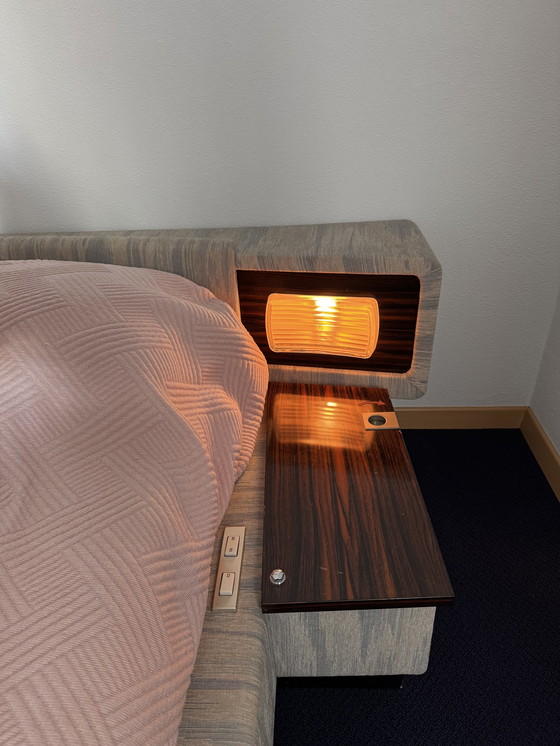 Image 1 of Letto vintage unico con illuminazione integrata degli anni '80
