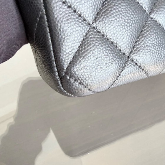 Image 1 of Borsa Chanel Classic Flap Mini - Caviar 20 cm trapuntata nera con finiture dorate Serie 23