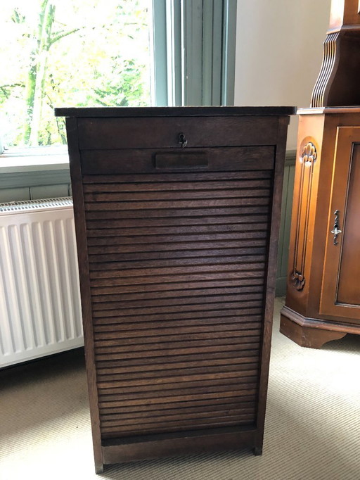 mobile antico con anta a rullo