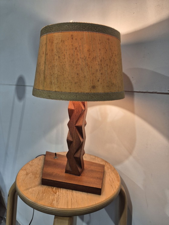 Französische Art-déco-Tischlampe aus Holz mit geometrischem Muster, Tischlampen, Braun (Foto 7 von 7)