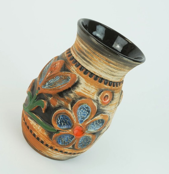 Image 1 of VASO in ceramica anni '60 con decoro floreale in rilievo multicolore modello 94 17