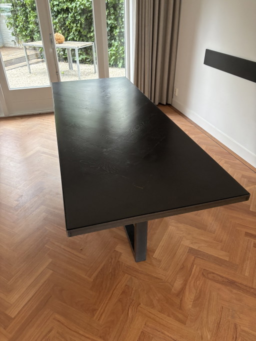 Table fine et élégante en bois noir avec cadre en acier