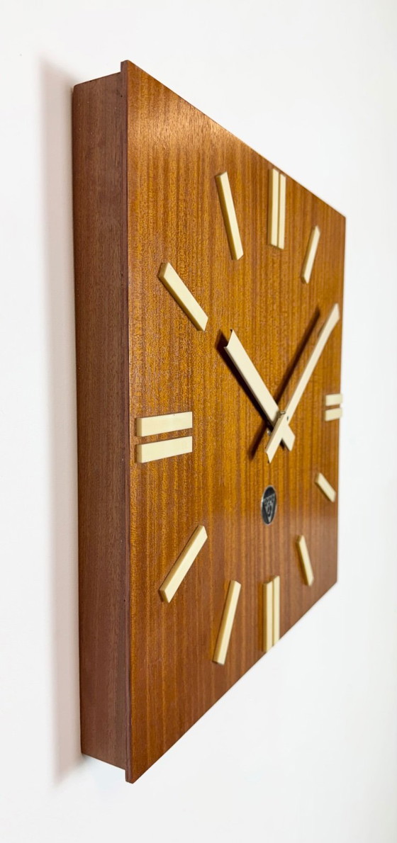 Image 1 of Orologio da parete vintage in legno marrone di Pragotron, anni '80