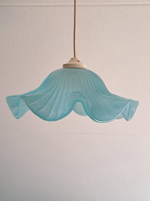 Lampada a sospensione in vetro opalino blu francese