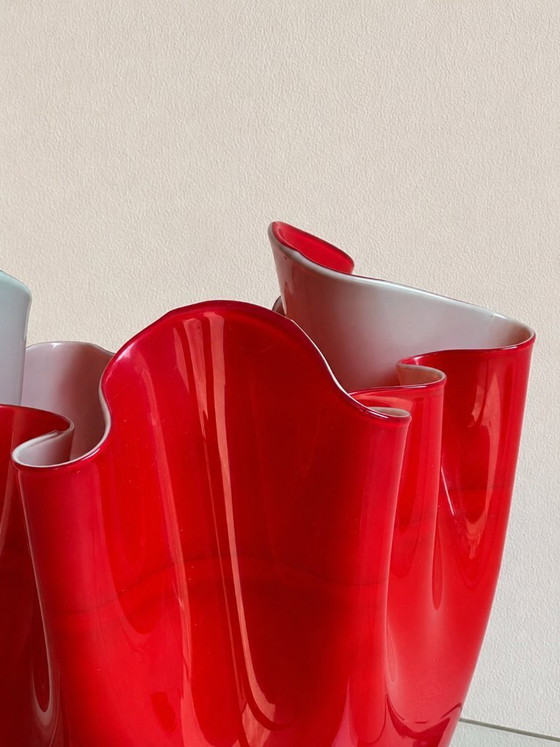 Image 1 of Grand vase Venini "Fazzoletto" en verre de Murano par Bianconi - Rosso Lattimo (2003)