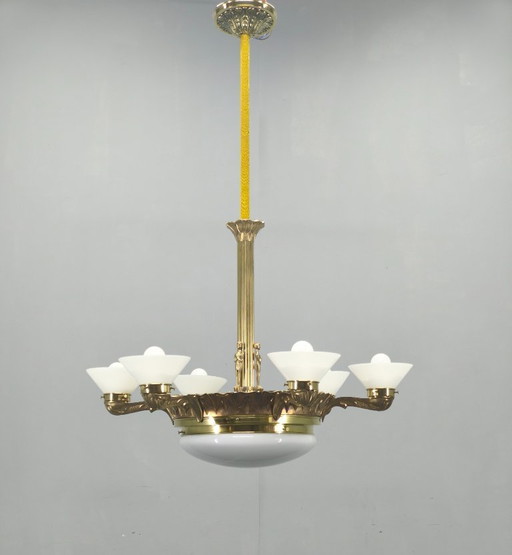 Lámpara de araña Art Déco de latón con pantallas de cristal, Checoslovaquia, década de 1930.