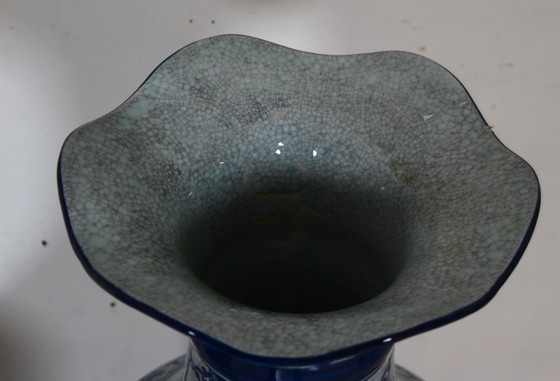 Image 1 of Een paar monumentale Chinese vazen met kobaltblauwe decoratie, eind 20e eeuw.