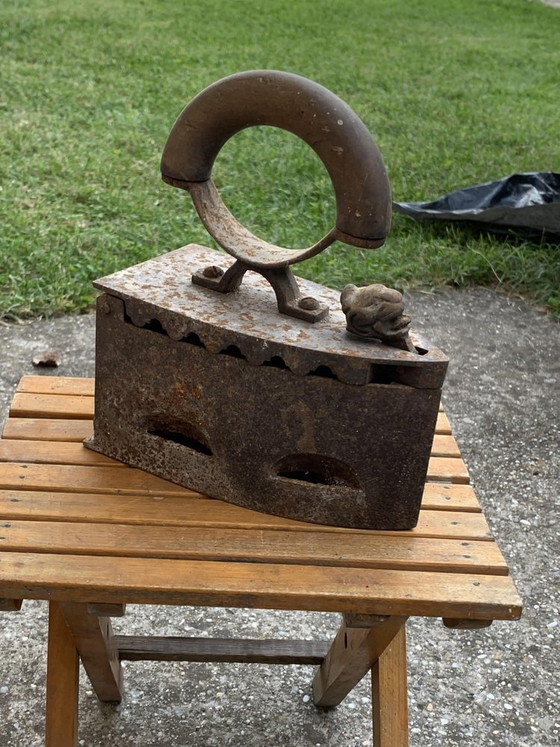 Antikes Kohlebügeleisen mit Holzgriff, 1890 – Dekorative Objekte, Vintage (photo 5 of 6)