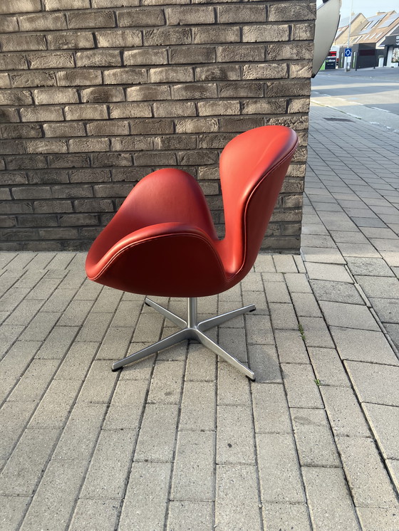 Image 1 of Silla Fritz Hansen Swan en cuero rojo indio, ¡¡¡NUEVA!!!