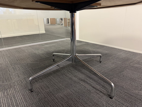 Image 1 of Vitra ronde eet/vergader tafel kersen hout