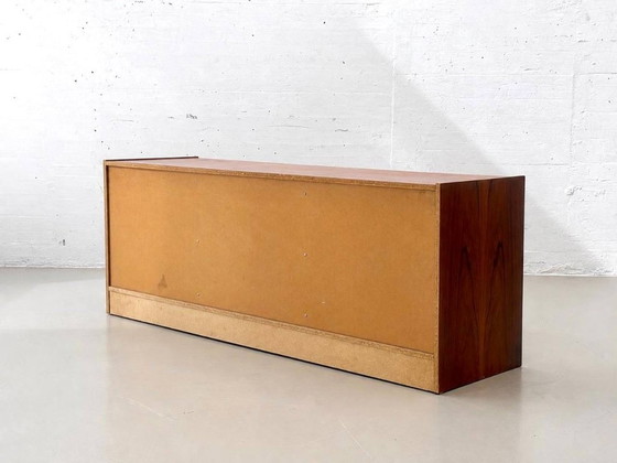 Cómoda larga danesa de teca de mediados de siglo, década de 1960. – Wood (photo 9 of 11)