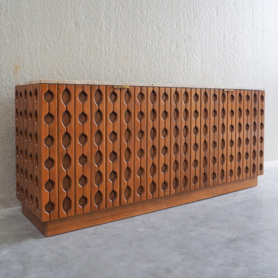 Credenza brutalista contemporanea in legno intagliato con piano in travertino – Credenze, Wood, Brass (photo 9 of 16)