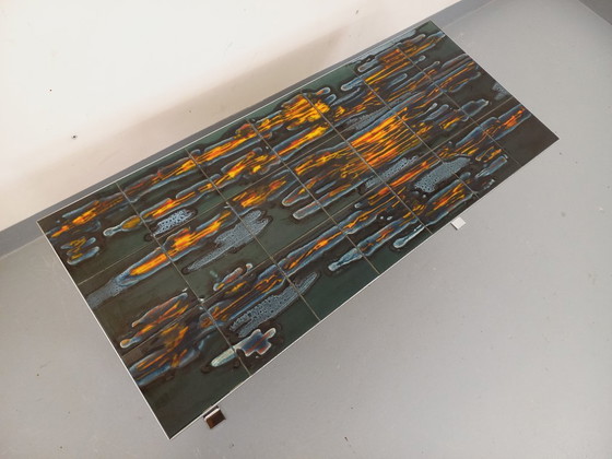 Image 1 of Vintage salontafel uit de jaren 60 en 70 van keramiek, verchroomd metaal en hout.