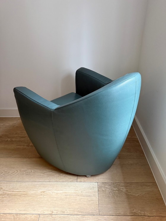 Image 1 of Sillón Leolux Carabita con otomana, tapizado en piel verde oliva.