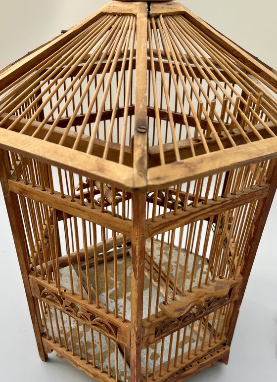 Image 1 of Dekorativer handgefertigter Vogelkäfig mit Holzvogel – Asien, ca. 1950er–1960er Jahre