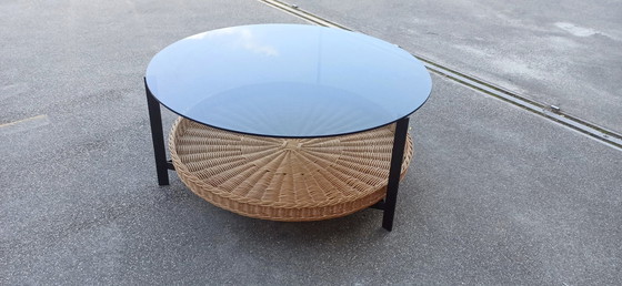 Image 1 of Vintage ronde glazen, metalen en rotan salontafel