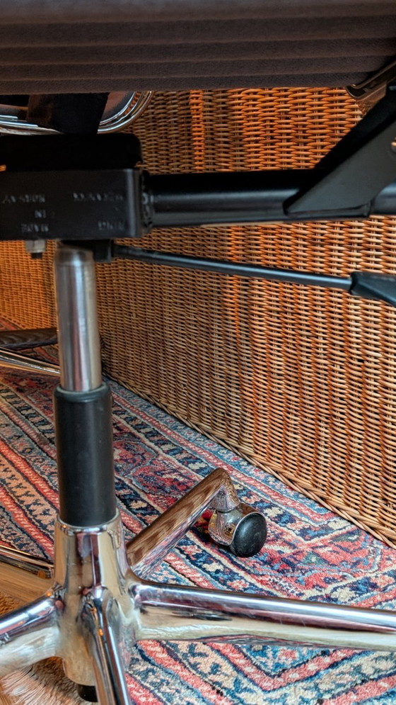 Image 1 of Chaise Vitra Eames en aluminium (modèle EA 117, ressorts à gaz défectueux).