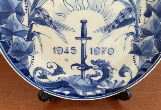 Image 1 of De Porcelyne Fles - Delftsblauw herdenkingsbord 25 jaar bevrijding WOII