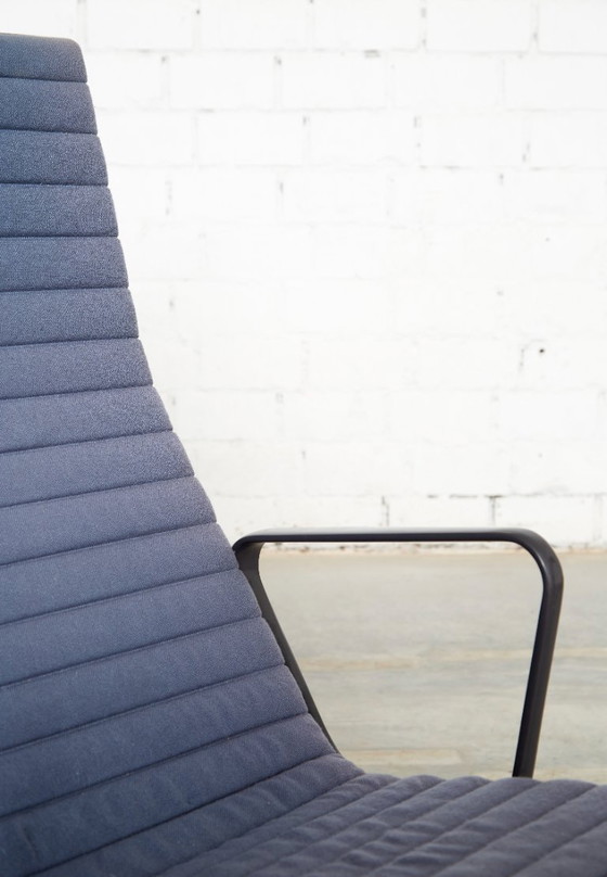 Charles & Ray Eames Stoel EA124 & Ottomane EA125 voor Vitra/Herman Miller – Verstelbare relaxstoel, Textiel (photo 9 of 20)