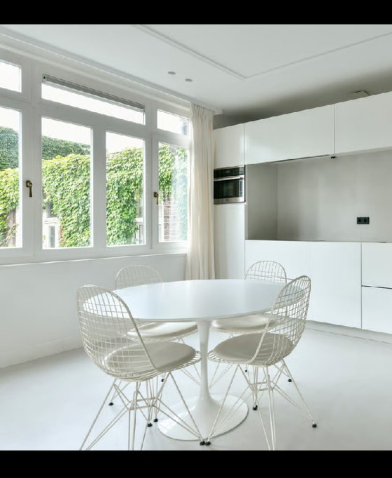 Knoll Tulip table Ø120 (Saarinen) + 4 Eames Wire Chairs, like new, Dining set, Metal, Aluminium, White (photo 7 of 9)