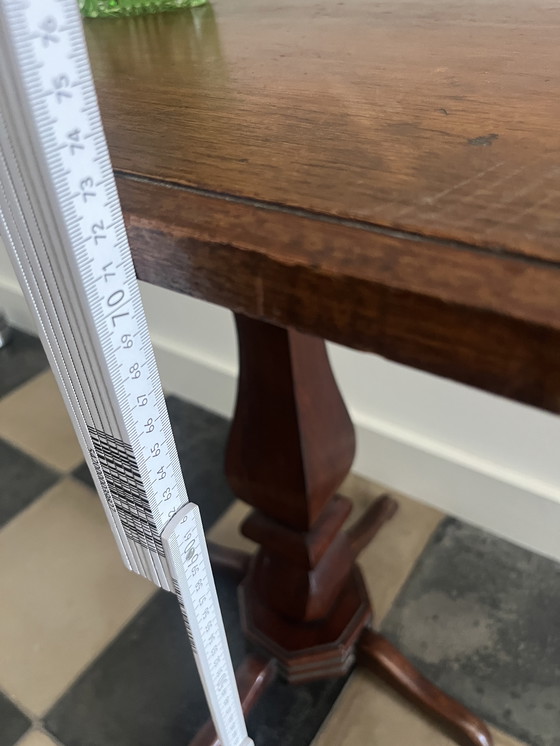Image 1 of Wunderschöner antiker Beistelltisch aus Eiche – Originalbein