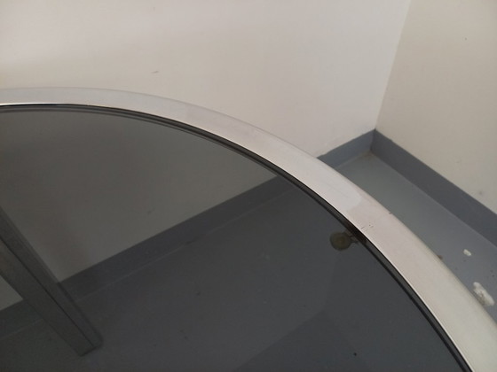 Image 1 of Vintage ovale eettafel van rookglas en verchroomd metaal, in Space Age-stijl uit de jaren 70.