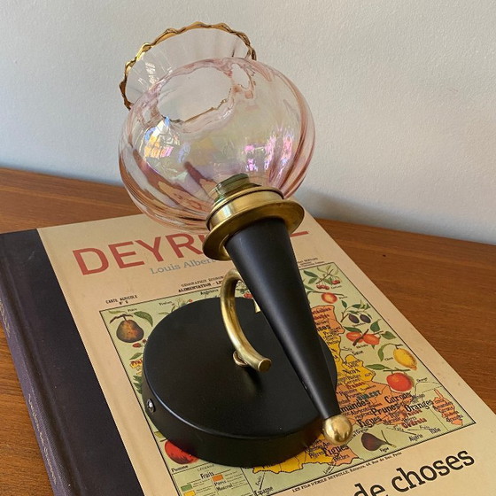 Image 1 of Coppia di lampade da parete a forma di torcia con paralumi in vetro rosa iridescente e finiture dorate