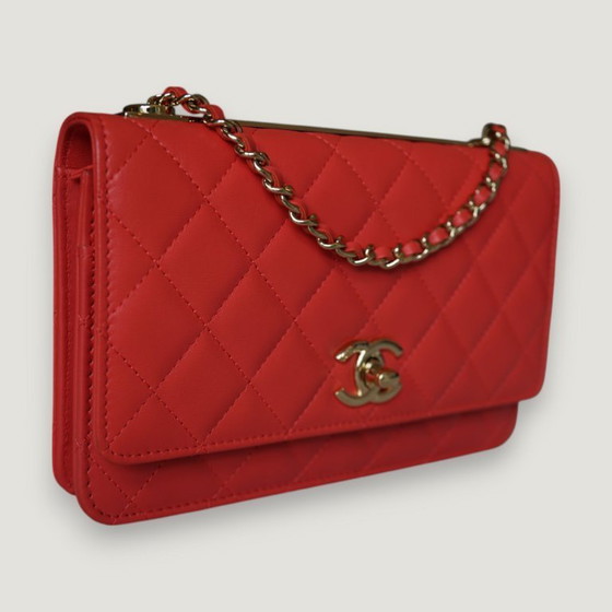 Image 1 of PORTEFEUILLE CHANEL À CHAÎNE TENDANCE