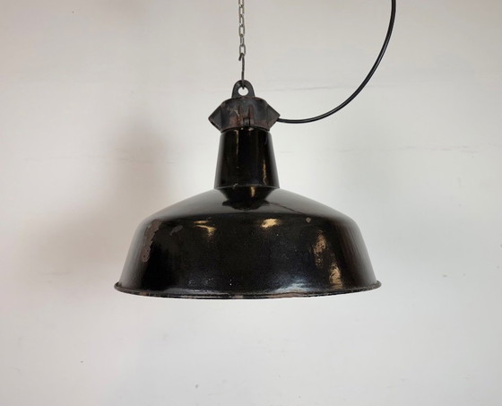 Image 1 of Industriële zwarte geëmailleerde fabriekslamp met gietijzeren bovenkant, jaren 50