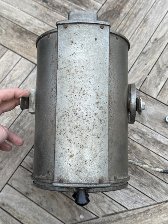 Image 1 of 💡 Lampadaire industriel chargé d'histoire | La précision suisse rencontre l'éclairage scénique néerlandais