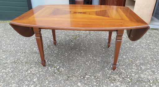 Exclusive Italian dining table with intarsia inlay