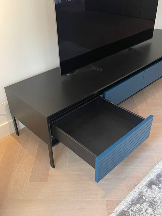 Image 1 of Roche Bobois KEEEN Mobile TV (LxPxH 200x49x43cm) - colori Nero e Blu Prussia