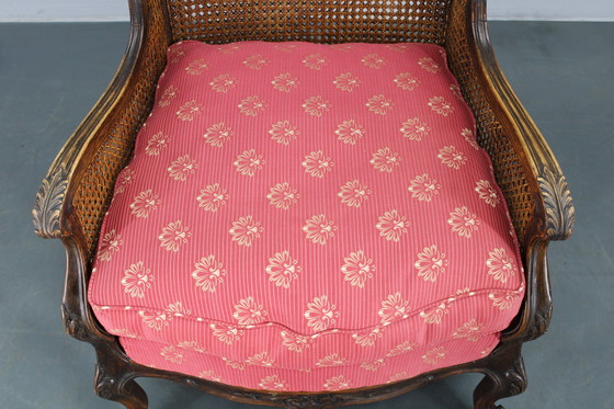 Image 1 of Ancienne chaise à oreilles sculptée avec côtés en canne, Tchécoslovaquie