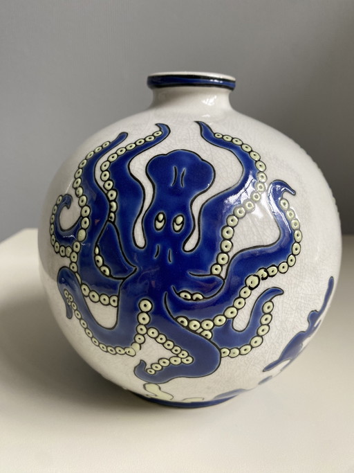 Vaasje van Belgisch porselein, Keralouve 