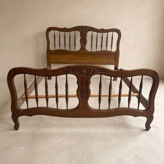 Image 1 of Struttura letto vintage in legno intagliato, con testiera e pediera ornamentali, prima metà del XX secolo.